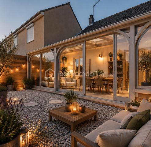 Maison mitoyenne de 102m² située sur Longueau composée au RDC d'un hall d’entrée, une chambre de plain pied avec douche. WC, grand séjour avec cheminée, cuisine ouverte entièrement équipée, véranda, terrasse, jardin, et une place de parking privative. 

À l’étage, trois chambres, une douche, WC, une pièce pouvant servir dressing ou de bureau ainsi qu'une cave.

Dalle béton à l'étage, tout à l'égout, commerces de proximité (boulangerie, magasins, écoles, pharmacie...) 
Transport en commun accessible à 2 minutes, proche de la gare de Longueau permettant de relier Paris en 1h00. 

Secteur très calme. 

Taxe foncière : 1802€
