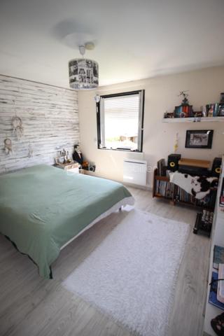 Maison mitoyenne de 102m² située sur Longueau composée au RDC d'un hall d’entrée, une chambre de plain pied avec douche. WC, grand séjour avec cheminée, cuisine ouverte entièrement équipée, véranda, terrasse, jardin, et une place de parking privative. 

À l’étage, trois chambres, une douche, WC, une pièce pouvant servir dressing ou de bureau ainsi qu'une cave.

Dalle béton à l'étage, tout à l'égout, commerces de proximité (boulangerie, magasins, écoles, pharmacie...) 
Transport en commun accessible à 2 minutes, proche de la gare de Longueau permettant de relier Paris en 1h00. 

Secteur très calme. 

Taxe foncière : 1802€