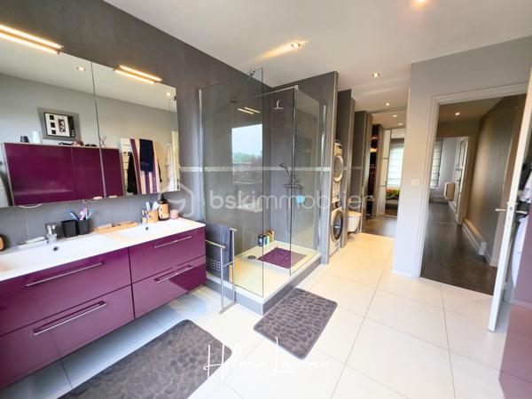 Appartement 2 chambres avec balcon, Garage et Cave 
Face Remparts, Vue basilique dans une copropriété de Standing avec Ascenseur.

Cet appartement est situé sur un secteur prisé.
Proche de tous commerces, à quelques mètres des écoles, pharmacie, boulangerie et autres services du quotidien.
La copropriété est sécurisée, et très entretenue.
Elle correspond à des habitants à la recherche d'un environnement de vie calme et soigné.
L'ascenseur vient parfaire le confort de vie.

L'appartement de 96m² se présente ainsi : 
- Sas d'entrée
- Séjour vue Basilique
- Salon avec balcon Vue basilique
- Cuisine aménagée et Equipée avec four, four micro-ondes, plaque de cuisson, lave vaisselle et réfrigérateur.
- Couloir avec rangements sur mesure
- 2 chambres dont une suite parentale avec dressing et tête de lit style hôtelier.
- Une salle d'eau, avec douche à l'italienne spacieuse, double vasque, mobilier de rangement de la même gamme, wc.
+ Garage dans la copropriété
+ Cave
[* Certains meubles peuvent éventuellement être disponibles.]

Ses Prestations techniques : 
- Dpe D [184] / GES D [33]
- Chauffage au gaz et production eau chaude, inclus dans les charges de copropriété
- Présence d'un Climatiseur Pompe à chaleur - 2025
- Fenêtres PVC Double Vitrage avec volets
- Porte d'entrée blindée
- Dalle béton
- Aménagement SCHMIDT sur mesure

Honoraires Charge Vendeur Inclus
Contact & Visites : 06 37 49 25 17
