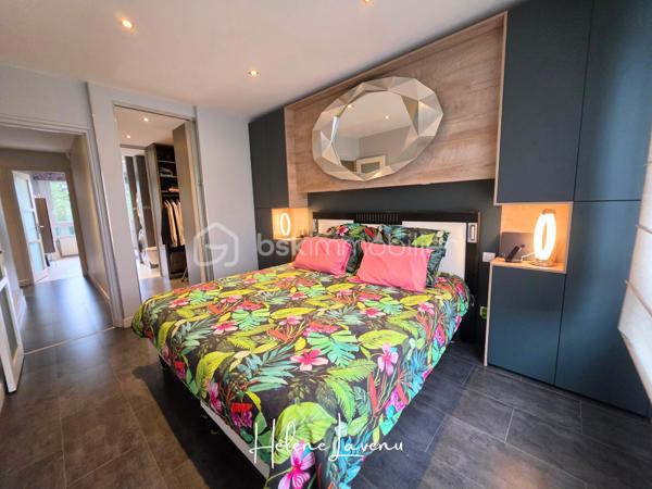 Appartement 2 chambres avec balcon, Garage et Cave 
Face Remparts, Vue basilique dans une copropriété de Standing avec Ascenseur.

Cet appartement est situé sur un secteur prisé.
Proche de tous commerces, à quelques mètres des écoles, pharmacie, boulangerie et autres services du quotidien.
La copropriété est sécurisée, et très entretenue.
Elle correspond à des habitants à la recherche d'un environnement de vie calme et soigné.
L'ascenseur vient parfaire le confort de vie.

L'appartement de 96m² se présente ainsi : 
- Sas d'entrée
- Séjour vue Basilique
- Salon avec balcon Vue basilique
- Cuisine aménagée et Equipée avec four, four micro-ondes, plaque de cuisson, lave vaisselle et réfrigérateur.
- Couloir avec rangements sur mesure
- 2 chambres dont une suite parentale avec dressing et tête de lit style hôtelier.
- Une salle d'eau, avec douche à l'italienne spacieuse, double vasque, mobilier de rangement de la même gamme, wc.
+ Garage dans la copropriété
+ Cave
[* Certains meubles peuvent éventuellement être disponibles.]

Ses Prestations techniques : 
- Dpe D [184] / GES D [33]
- Chauffage au gaz et production eau chaude, inclus dans les charges de copropriété
- Présence d'un Climatiseur Pompe à chaleur - 2025
- Fenêtres PVC Double Vitrage avec volets
- Porte d'entrée blindée
- Dalle béton
- Aménagement SCHMIDT sur mesure

Honoraires Charge Vendeur Inclus
Contact & Visites : 06 37 49 25 17
