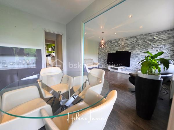 Appartement 2 chambres avec balcon, Garage et Cave 
Face Remparts, Vue basilique dans une copropriété de Standing avec Ascenseur.

Cet appartement est situé sur un secteur prisé.
Proche de tous commerces, à quelques mètres des écoles, pharmacie, boulangerie et autres services du quotidien.
La copropriété est sécurisée, et très entretenue.
Elle correspond à des habitants à la recherche d'un environnement de vie calme et soigné.
L'ascenseur vient parfaire le confort de vie.

L'appartement de 96m² se présente ainsi : 
- Sas d'entrée
- Séjour vue Basilique
- Salon avec balcon Vue basilique
- Cuisine aménagée et Equipée avec four, four micro-ondes, plaque de cuisson, lave vaisselle et réfrigérateur.
- Couloir avec rangements sur mesure
- 2 chambres dont une suite parentale avec dressing et tête de lit style hôtelier.
- Une salle d'eau, avec douche à l'italienne spacieuse, double vasque, mobilier de rangement de la même gamme, wc.
+ Garage dans la copropriété
+ Cave
[* Certains meubles peuvent éventuellement être disponibles.]

Ses Prestations techniques : 
- Dpe D [184] / GES D [33]
- Chauffage au gaz et production eau chaude, inclus dans les charges de copropriété
- Présence d'un Climatiseur Pompe à chaleur - 2025
- Fenêtres PVC Double Vitrage avec volets
- Porte d'entrée blindée
- Dalle béton
- Aménagement SCHMIDT sur mesure

Honoraires Charge Vendeur Inclus
Contact & Visites : 06 37 49 25 17