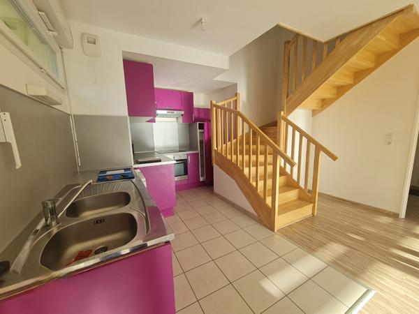 Orvault Bourg - Belle maison contemporaine de 3 chb située à prox. immédiate de tous les services. Jardinet et deux places de parking extérieurs couverts.