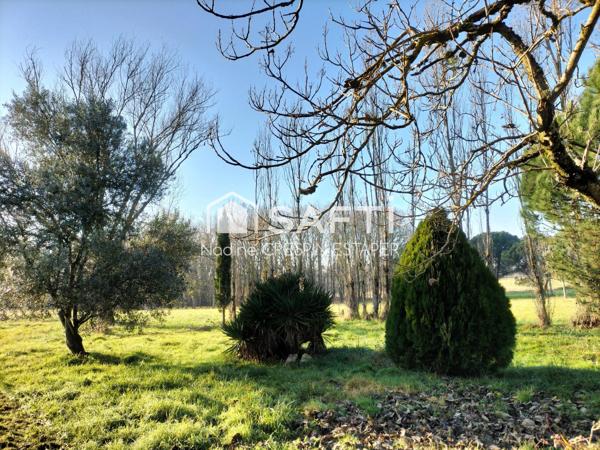 Entre Montauban et Castelsarrasin, en pleine campagne, cette propriété offre un cadre de vie paisible, entouré de nature et sans vis-à-vis.
