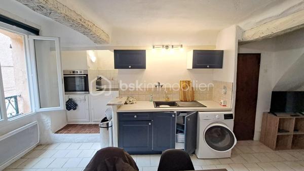Au sein du charmant village de Lorgues, réputé pour son art de vivre provençal et son ambiance authentique, venez découvrir ce bel appartement entièrement rénové avec soin, situé au 1er étage d’un immeuble de caractère.


L’appartement offre une agréable pièce de vie lumineuse grâce à ses grandes ouvertures, avec une cuisine ouverte contemporaine parfaitement intégrée à l’espace salon/salle à manger. Une cheminée apporte une atmosphère chaleureuse et pleine de charme.


La chambre principale, avec son joli parquet, propose un espace confortable et cosy. À l’étage, une seconde petite chambre pourra accueillir un enfant, un espace bureau ou une chambre d’appoint selon vos besoins.


Une salle d’eau moderne avec douche, double vasque et WC complète ce bien.


À proximité immédiate des parkings, le stationnement reste simple et pratique au quotidien.


Vous profiterez d’un emplacement privilégié au cœur du village, avec tous les commerces, restaurants, écoles et le célèbre marché provençal accessibles à pied. Entre vignobles renommés, nature et proximité du littoral varois, Lorgues séduit aussi bien pour y vivre à l’année que pour un pied-à-terre en Provence.
