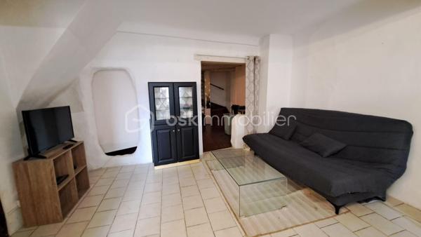 Au sein du charmant village de Lorgues, réputé pour son art de vivre provençal et son ambiance authentique, venez découvrir ce bel appartement entièrement rénové avec soin, situé au 1er étage d’un immeuble de caractère.


L’appartement offre une agréable pièce de vie lumineuse grâce à ses grandes ouvertures, avec une cuisine ouverte contemporaine parfaitement intégrée à l’espace salon/salle à manger. Une cheminée apporte une atmosphère chaleureuse et pleine de charme.


La chambre principale, avec son joli parquet, propose un espace confortable et cosy. À l’étage, une seconde petite chambre pourra accueillir un enfant, un espace bureau ou une chambre d’appoint selon vos besoins.


Une salle d’eau moderne avec douche, double vasque et WC complète ce bien.


À proximité immédiate des parkings, le stationnement reste simple et pratique au quotidien.


Vous profiterez d’un emplacement privilégié au cœur du village, avec tous les commerces, restaurants, écoles et le célèbre marché provençal accessibles à pied. Entre vignobles renommés, nature et proximité du littoral varois, Lorgues séduit aussi bien pour y vivre à l’année que pour un pied-à-terre en Provence.