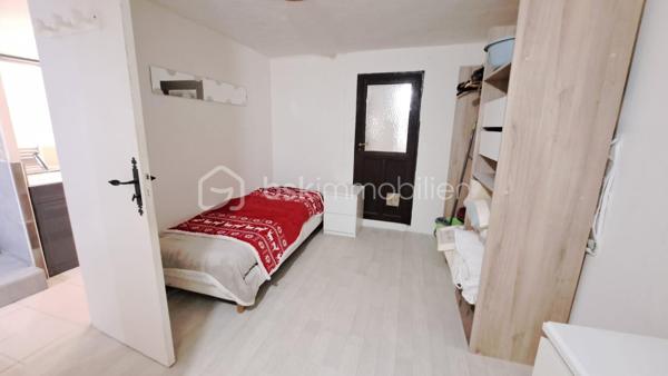 Au sein du charmant village de Lorgues, réputé pour son art de vivre provençal et son ambiance authentique, venez découvrir ce bel appartement entièrement rénové avec soin, situé au 1er étage d’un immeuble de caractère.


L’appartement offre une agréable pièce de vie lumineuse grâce à ses grandes ouvertures, avec une cuisine ouverte contemporaine parfaitement intégrée à l’espace salon/salle à manger. Une cheminée apporte une atmosphère chaleureuse et pleine de charme.


La chambre principale, avec son joli parquet, propose un espace confortable et cosy. À l’étage, une seconde petite chambre pourra accueillir un enfant, un espace bureau ou une chambre d’appoint selon vos besoins.


Une salle d’eau moderne avec douche, double vasque et WC complète ce bien.


À proximité immédiate des parkings, le stationnement reste simple et pratique au quotidien.


Vous profiterez d’un emplacement privilégié au cœur du village, avec tous les commerces, restaurants, écoles et le célèbre marché provençal accessibles à pied. Entre vignobles renommés, nature et proximité du littoral varois, Lorgues séduit aussi bien pour y vivre à l’année que pour un pied-à-terre en Provence.
