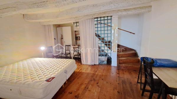 Au sein du charmant village de Lorgues, réputé pour son art de vivre provençal et son ambiance authentique, venez découvrir ce bel appartement entièrement rénové avec soin, situé au 1er étage d’un immeuble de caractère.


L’appartement offre une agréable pièce de vie lumineuse grâce à ses grandes ouvertures, avec une cuisine ouverte contemporaine parfaitement intégrée à l’espace salon/salle à manger. Une cheminée apporte une atmosphère chaleureuse et pleine de charme.


La chambre principale, avec son joli parquet, propose un espace confortable et cosy. À l’étage, une seconde petite chambre pourra accueillir un enfant, un espace bureau ou une chambre d’appoint selon vos besoins.


Une salle d’eau moderne avec douche, double vasque et WC complète ce bien.


À proximité immédiate des parkings, le stationnement reste simple et pratique au quotidien.


Vous profiterez d’un emplacement privilégié au cœur du village, avec tous les commerces, restaurants, écoles et le célèbre marché provençal accessibles à pied. Entre vignobles renommés, nature et proximité du littoral varois, Lorgues séduit aussi bien pour y vivre à l’année que pour un pied-à-terre en Provence.