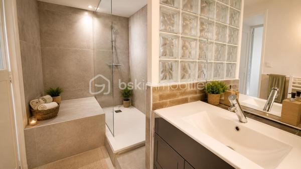 Au sein du charmant village de Lorgues, réputé pour son art de vivre provençal et son ambiance authentique, venez découvrir ce bel appartement entièrement rénové avec soin, situé au 1er étage d’un immeuble de caractère.


L’appartement offre une agréable pièce de vie lumineuse grâce à ses grandes ouvertures, avec une cuisine ouverte contemporaine parfaitement intégrée à l’espace salon/salle à manger. Une cheminée apporte une atmosphère chaleureuse et pleine de charme.


La chambre principale, avec son joli parquet, propose un espace confortable et cosy. À l’étage, une seconde petite chambre pourra accueillir un enfant, un espace bureau ou une chambre d’appoint selon vos besoins.


Une salle d’eau moderne avec douche, double vasque et WC complète ce bien.


À proximité immédiate des parkings, le stationnement reste simple et pratique au quotidien.


Vous profiterez d’un emplacement privilégié au cœur du village, avec tous les commerces, restaurants, écoles et le célèbre marché provençal accessibles à pied. Entre vignobles renommés, nature et proximité du littoral varois, Lorgues séduit aussi bien pour y vivre à l’année que pour un pied-à-terre en Provence.