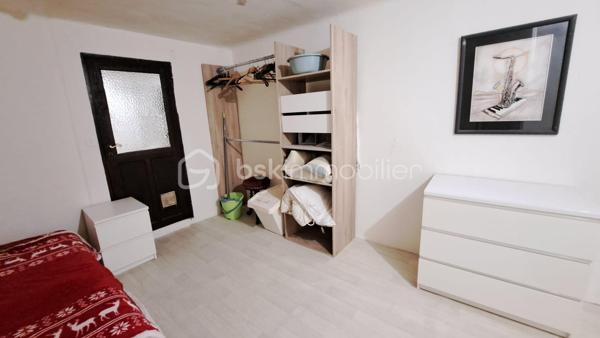 Au sein du charmant village de Lorgues, réputé pour son art de vivre provençal et son ambiance authentique, venez découvrir ce bel appartement entièrement rénové avec soin, situé au 1er étage d’un immeuble de caractère.


L’appartement offre une agréable pièce de vie lumineuse grâce à ses grandes ouvertures, avec une cuisine ouverte contemporaine parfaitement intégrée à l’espace salon/salle à manger. Une cheminée apporte une atmosphère chaleureuse et pleine de charme.


La chambre principale, avec son joli parquet, propose un espace confortable et cosy. À l’étage, une seconde petite chambre pourra accueillir un enfant, un espace bureau ou une chambre d’appoint selon vos besoins.


Une salle d’eau moderne avec douche, double vasque et WC complète ce bien.


À proximité immédiate des parkings, le stationnement reste simple et pratique au quotidien.


Vous profiterez d’un emplacement privilégié au cœur du village, avec tous les commerces, restaurants, écoles et le célèbre marché provençal accessibles à pied. Entre vignobles renommés, nature et proximité du littoral varois, Lorgues séduit aussi bien pour y vivre à l’année que pour un pied-à-terre en Provence.