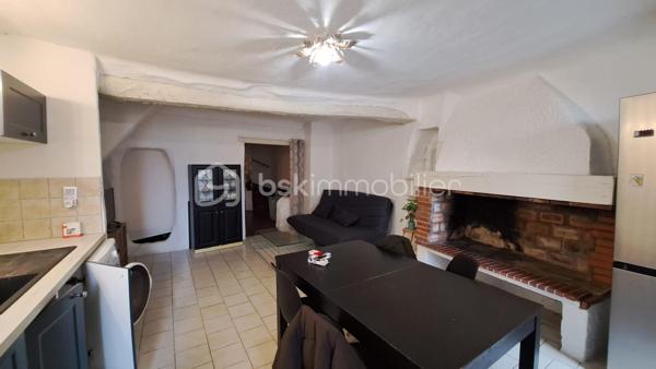 Au sein du charmant village de Lorgues, réputé pour son art de vivre provençal et son ambiance authentique, venez découvrir ce bel appartement entièrement rénové avec soin, situé au 1er étage d’un immeuble de caractère.


L’appartement offre une agréable pièce de vie lumineuse grâce à ses grandes ouvertures, avec une cuisine ouverte contemporaine parfaitement intégrée à l’espace salon/salle à manger. Une cheminée apporte une atmosphère chaleureuse et pleine de charme.


La chambre principale, avec son joli parquet, propose un espace confortable et cosy. À l’étage, une seconde petite chambre pourra accueillir un enfant, un espace bureau ou une chambre d’appoint selon vos besoins.


Une salle d’eau moderne avec douche, double vasque et WC complète ce bien.


À proximité immédiate des parkings, le stationnement reste simple et pratique au quotidien.


Vous profiterez d’un emplacement privilégié au cœur du village, avec tous les commerces, restaurants, écoles et le célèbre marché provençal accessibles à pied. Entre vignobles renommés, nature et proximité du littoral varois, Lorgues séduit aussi bien pour y vivre à l’année que pour un pied-à-terre en Provence.