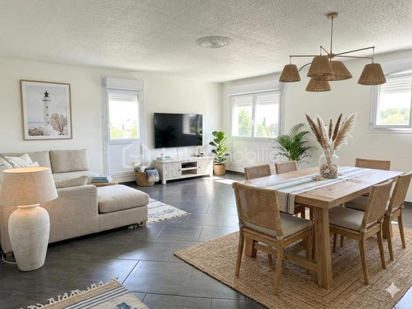PORT-DE-BOUC – Appartement T4 lumineux avec ascenseur

Idéalement situé à Port-de-Bouc, découvrez cet agréable appartement de type 4 situé au 2ᵉ étage d'une résidence avec ascenseur.

D'une configuration fonctionnelle et confortable, il se compose d'un vaste séjour lumineux de 29 m² exposé plein sud, offrant un bel espace de vie convivial. La cuisine indépendante de 11 m² est entièrement équipée et aménagée.

L'espace nuit comprend trois chambres de 10 à 11 m², une salle d'eau, un dressing ainsi qu'un WC indépendant.

Très lumineux grâce à son exposition plein sud, cet appartement bénéficie également de charges comprenant l'eau, le gaz et le chauffage, pour un meilleur confort au quotidien.

Les atouts :

Résidence avec ascenseur
Séjour spacieux de 29 m²
Cuisine équipée et aménagée
3 chambres
Dressing
Exposition plein sud
Eau, gaz et chauffage inclus dans les charges

Une belle opportunité à découvrir rapidement, idéale pour une famille ou pour un investissement locatif.

Pour plus d'informations ou organiser une visite, contactez moi.

Besoin de vendre avant d'acheter? Estimation de votre bien gratuitement.