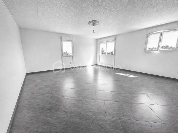 PORT-DE-BOUC – Appartement T4 lumineux avec ascenseur

Idéalement situé à Port-de-Bouc, découvrez cet agréable appartement de type 4 situé au 2ᵉ étage d'une résidence avec ascenseur.

D'une configuration fonctionnelle et confortable, il se compose d'un vaste séjour lumineux de 29 m² exposé plein sud, offrant un bel espace de vie convivial. La cuisine indépendante de 11 m² est entièrement équipée et aménagée.

L'espace nuit comprend trois chambres de 10 à 11 m², une salle d'eau, un dressing ainsi qu'un WC indépendant.

Très lumineux grâce à son exposition plein sud, cet appartement bénéficie également de charges comprenant l'eau, le gaz et le chauffage, pour un meilleur confort au quotidien.

Les atouts :

Résidence avec ascenseur
Séjour spacieux de 29 m²
Cuisine équipée et aménagée
3 chambres
Dressing
Exposition plein sud
Eau, gaz et chauffage inclus dans les charges

Une belle opportunité à découvrir rapidement, idéale pour une famille ou pour un investissement locatif.

Pour plus d'informations ou organiser une visite, contactez moi.

Besoin de vendre avant d'acheter? Estimation de votre bien gratuitement.