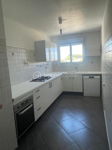 PORT-DE-BOUC – Appartement T4 lumineux avec ascenseur

Idéalement situé à Port-de-Bouc, découvrez cet agréable appartement de type 4 situé au 2ᵉ étage d'une résidence avec ascenseur.

D'une configuration fonctionnelle et confortable, il se compose d'un vaste séjour lumineux de 29 m² exposé plein sud, offrant un bel espace de vie convivial. La cuisine indépendante de 11 m² est entièrement équipée et aménagée.

L'espace nuit comprend trois chambres de 10 à 11 m², une salle d'eau, un dressing ainsi qu'un WC indépendant.

Très lumineux grâce à son exposition plein sud, cet appartement bénéficie également de charges comprenant l'eau, le gaz et le chauffage, pour un meilleur confort au quotidien.

Les atouts :

Résidence avec ascenseur
Séjour spacieux de 29 m²
Cuisine équipée et aménagée
3 chambres
Dressing
Exposition plein sud
Eau, gaz et chauffage inclus dans les charges

Une belle opportunité à découvrir rapidement, idéale pour une famille ou pour un investissement locatif.

Pour plus d'informations ou organiser une visite, contactez moi.

Besoin de vendre avant d'acheter? Estimation de votre bien gratuitement.
