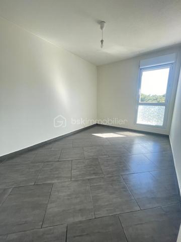PORT-DE-BOUC – Appartement T4 lumineux avec ascenseur

Idéalement situé à Port-de-Bouc, découvrez cet agréable appartement de type 4 situé au 2ᵉ étage d'une résidence avec ascenseur.

D'une configuration fonctionnelle et confortable, il se compose d'un vaste séjour lumineux de 29 m² exposé plein sud, offrant un bel espace de vie convivial. La cuisine indépendante de 11 m² est entièrement équipée et aménagée.

L'espace nuit comprend trois chambres de 10 à 11 m², une salle d'eau, un dressing ainsi qu'un WC indépendant.

Très lumineux grâce à son exposition plein sud, cet appartement bénéficie également de charges comprenant l'eau, le gaz et le chauffage, pour un meilleur confort au quotidien.

Les atouts :

Résidence avec ascenseur
Séjour spacieux de 29 m²
Cuisine équipée et aménagée
3 chambres
Dressing
Exposition plein sud
Eau, gaz et chauffage inclus dans les charges

Une belle opportunité à découvrir rapidement, idéale pour une famille ou pour un investissement locatif.

Pour plus d'informations ou organiser une visite, contactez moi.

Besoin de vendre avant d'acheter? Estimation de votre bien gratuitement.