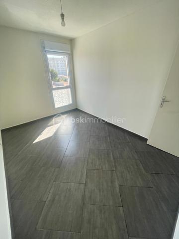 PORT-DE-BOUC – Appartement T4 lumineux avec ascenseur

Idéalement situé à Port-de-Bouc, découvrez cet agréable appartement de type 4 situé au 2ᵉ étage d'une résidence avec ascenseur.

D'une configuration fonctionnelle et confortable, il se compose d'un vaste séjour lumineux de 29 m² exposé plein sud, offrant un bel espace de vie convivial. La cuisine indépendante de 11 m² est entièrement équipée et aménagée.

L'espace nuit comprend trois chambres de 10 à 11 m², une salle d'eau, un dressing ainsi qu'un WC indépendant.

Très lumineux grâce à son exposition plein sud, cet appartement bénéficie également de charges comprenant l'eau, le gaz et le chauffage, pour un meilleur confort au quotidien.

Les atouts :

Résidence avec ascenseur
Séjour spacieux de 29 m²
Cuisine équipée et aménagée
3 chambres
Dressing
Exposition plein sud
Eau, gaz et chauffage inclus dans les charges

Une belle opportunité à découvrir rapidement, idéale pour une famille ou pour un investissement locatif.

Pour plus d'informations ou organiser une visite, contactez moi.

Besoin de vendre avant d'acheter? Estimation de votre bien gratuitement.