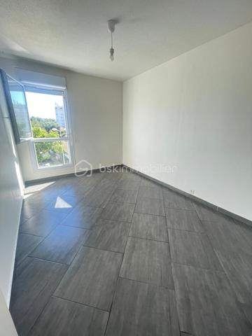 PORT-DE-BOUC – Appartement T4 lumineux avec ascenseur

Idéalement situé à Port-de-Bouc, découvrez cet agréable appartement de type 4 situé au 2ᵉ étage d'une résidence avec ascenseur.

D'une configuration fonctionnelle et confortable, il se compose d'un vaste séjour lumineux de 29 m² exposé plein sud, offrant un bel espace de vie convivial. La cuisine indépendante de 11 m² est entièrement équipée et aménagée.

L'espace nuit comprend trois chambres de 10 à 11 m², une salle d'eau, un dressing ainsi qu'un WC indépendant.

Très lumineux grâce à son exposition plein sud, cet appartement bénéficie également de charges comprenant l'eau, le gaz et le chauffage, pour un meilleur confort au quotidien.

Les atouts :

Résidence avec ascenseur
Séjour spacieux de 29 m²
Cuisine équipée et aménagée
3 chambres
Dressing
Exposition plein sud
Eau, gaz et chauffage inclus dans les charges

Une belle opportunité à découvrir rapidement, idéale pour une famille ou pour un investissement locatif.

Pour plus d'informations ou organiser une visite, contactez moi.

Besoin de vendre avant d'acheter? Estimation de votre bien gratuitement.