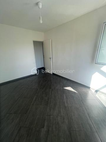 PORT-DE-BOUC – Appartement T4 lumineux avec ascenseur

Idéalement situé à Port-de-Bouc, découvrez cet agréable appartement de type 4 situé au 2ᵉ étage d'une résidence avec ascenseur.

D'une configuration fonctionnelle et confortable, il se compose d'un vaste séjour lumineux de 29 m² exposé plein sud, offrant un bel espace de vie convivial. La cuisine indépendante de 11 m² est entièrement équipée et aménagée.

L'espace nuit comprend trois chambres de 10 à 11 m², une salle d'eau, un dressing ainsi qu'un WC indépendant.

Très lumineux grâce à son exposition plein sud, cet appartement bénéficie également de charges comprenant l'eau, le gaz et le chauffage, pour un meilleur confort au quotidien.

Les atouts :

Résidence avec ascenseur
Séjour spacieux de 29 m²
Cuisine équipée et aménagée
3 chambres
Dressing
Exposition plein sud
Eau, gaz et chauffage inclus dans les charges

Une belle opportunité à découvrir rapidement, idéale pour une famille ou pour un investissement locatif.

Pour plus d'informations ou organiser une visite, contactez moi.

Besoin de vendre avant d'acheter? Estimation de votre bien gratuitement.