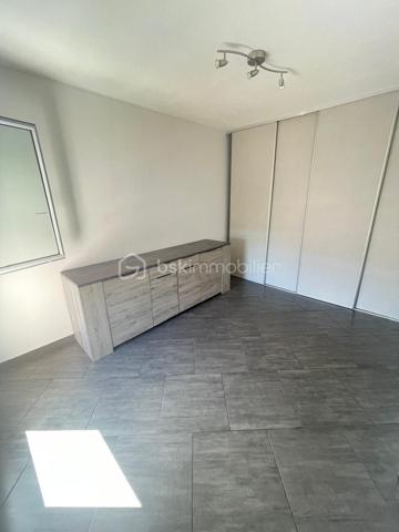 PORT-DE-BOUC – Appartement T4 lumineux avec ascenseur

Idéalement situé à Port-de-Bouc, découvrez cet agréable appartement de type 4 situé au 2ᵉ étage d'une résidence avec ascenseur.

D'une configuration fonctionnelle et confortable, il se compose d'un vaste séjour lumineux de 29 m² exposé plein sud, offrant un bel espace de vie convivial. La cuisine indépendante de 11 m² est entièrement équipée et aménagée.

L'espace nuit comprend trois chambres de 10 à 11 m², une salle d'eau, un dressing ainsi qu'un WC indépendant.

Très lumineux grâce à son exposition plein sud, cet appartement bénéficie également de charges comprenant l'eau, le gaz et le chauffage, pour un meilleur confort au quotidien.

Les atouts :

Résidence avec ascenseur
Séjour spacieux de 29 m²
Cuisine équipée et aménagée
3 chambres
Dressing
Exposition plein sud
Eau, gaz et chauffage inclus dans les charges

Une belle opportunité à découvrir rapidement, idéale pour une famille ou pour un investissement locatif.

Pour plus d'informations ou organiser une visite, contactez moi.

Besoin de vendre avant d'acheter? Estimation de votre bien gratuitement.