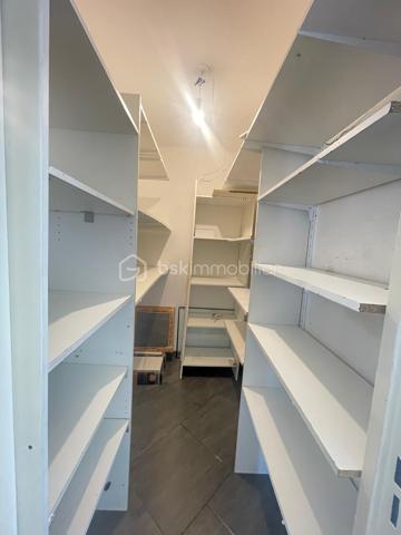 PORT-DE-BOUC – Appartement T4 lumineux avec ascenseur

Idéalement situé à Port-de-Bouc, découvrez cet agréable appartement de type 4 situé au 2ᵉ étage d'une résidence avec ascenseur.

D'une configuration fonctionnelle et confortable, il se compose d'un vaste séjour lumineux de 29 m² exposé plein sud, offrant un bel espace de vie convivial. La cuisine indépendante de 11 m² est entièrement équipée et aménagée.

L'espace nuit comprend trois chambres de 10 à 11 m², une salle d'eau, un dressing ainsi qu'un WC indépendant.

Très lumineux grâce à son exposition plein sud, cet appartement bénéficie également de charges comprenant l'eau, le gaz et le chauffage, pour un meilleur confort au quotidien.

Les atouts :

Résidence avec ascenseur
Séjour spacieux de 29 m²
Cuisine équipée et aménagée
3 chambres
Dressing
Exposition plein sud
Eau, gaz et chauffage inclus dans les charges

Une belle opportunité à découvrir rapidement, idéale pour une famille ou pour un investissement locatif.

Pour plus d'informations ou organiser une visite, contactez moi.

Besoin de vendre avant d'acheter? Estimation de votre bien gratuitement.