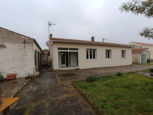 Maison à rénover au Château d'Oléron avec garage et atelier.