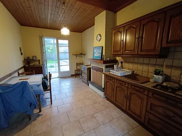 Maison à rénover au Château d'Oléron avec garage et atelier.