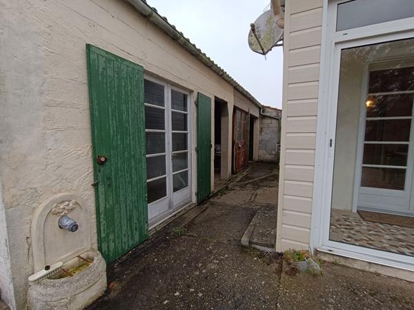 Maison à rénover au Château d'Oléron avec garage et atelier.