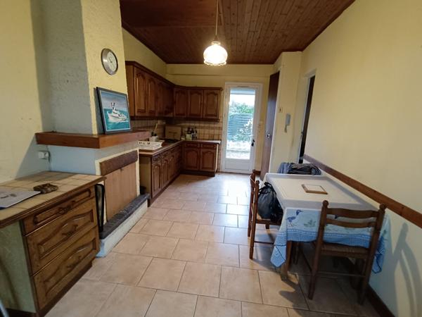 Maison à rénover au Château d'Oléron avec garage et atelier.