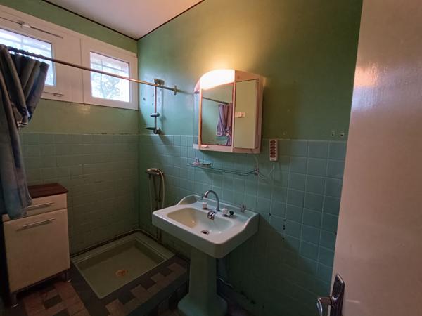 Maison à rénover au Château d'Oléron avec garage et atelier.