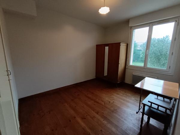 Maison à rénover au Château d'Oléron avec garage et atelier.