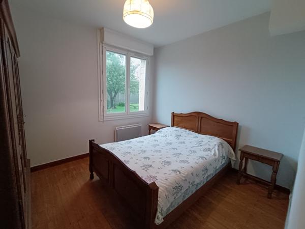 Maison à rénover au Château d'Oléron avec garage et atelier.