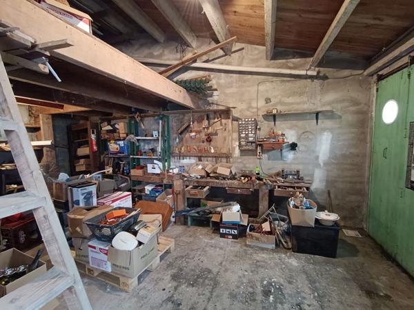 Maison à rénover au Château d'Oléron avec garage et atelier.