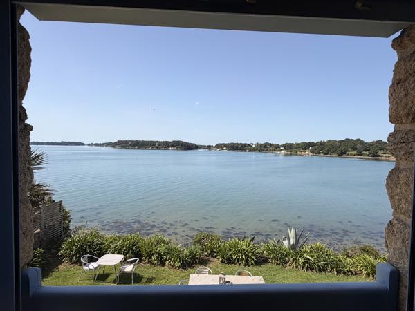 Maison de caractère avec vue sur le Golfe du Morbihan – Accès direct mer – Grand terrain