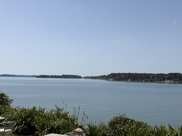 Maison de caractère avec vue sur le Golfe du Morbihan – Accès direct mer – Grand terrain