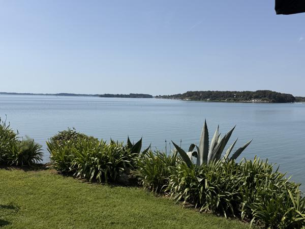 Maison de caractère avec vue sur le Golfe du Morbihan – Accès direct mer – Grand terrain