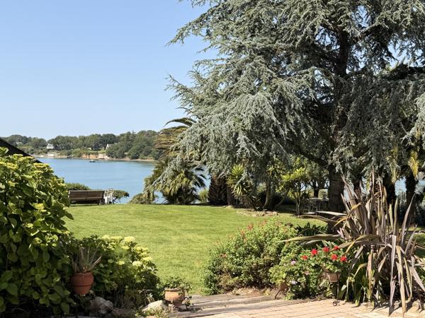 Maison de caractère avec vue sur le Golfe du Morbihan – Accès direct mer – Grand terrain