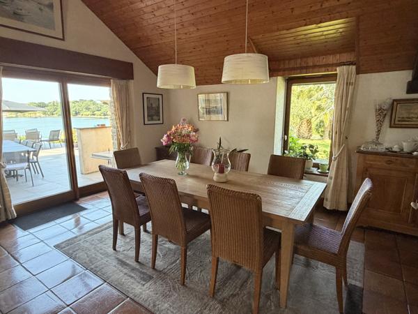Maison de caractère avec vue sur le Golfe du Morbihan – Accès direct mer – Grand terrain