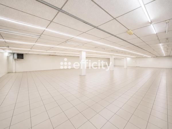 Local Commercial
        
        - 2000 m² Exclusivité 775 000 € *