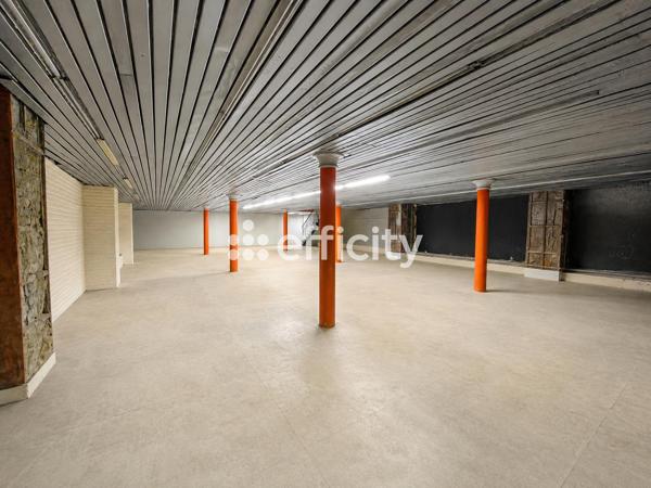 Local Commercial
        
        - 2000 m² Exclusivité 775 000 € *