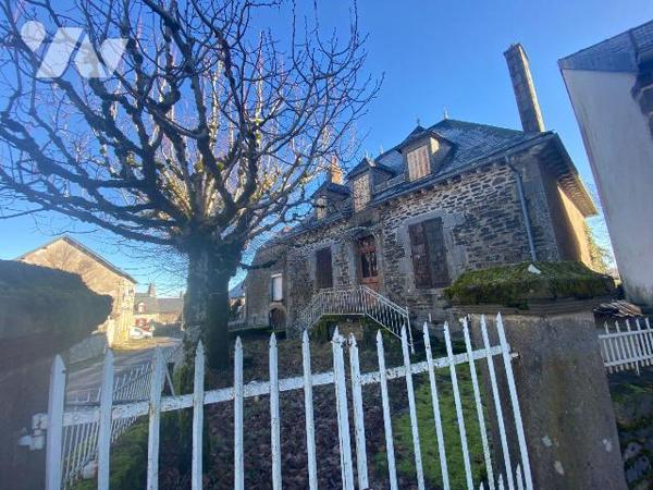 A vendre à Saint-Bonnet-de-Salers (CANTAL) un maison auvergnate traditionnelle, construite en p...