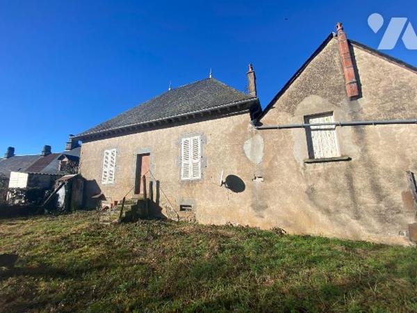 A vendre à Saint-Bonnet-de-Salers (CANTAL) un maison auvergnate traditionnelle, construite en p...