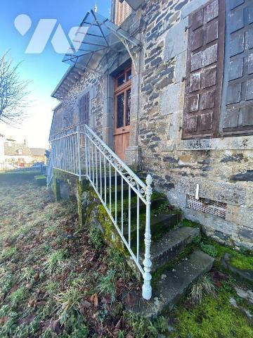 A vendre à Saint-Bonnet-de-Salers (CANTAL) un maison auvergnate traditionnelle, construite en p...