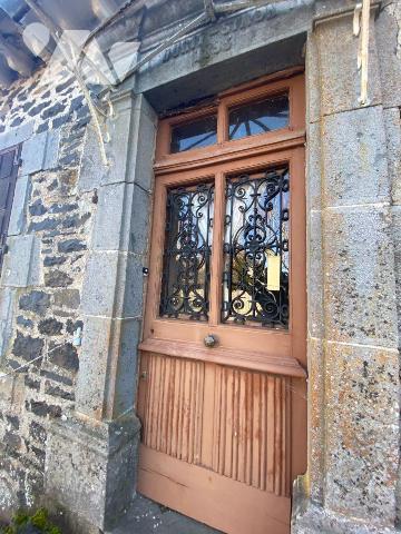 A vendre à Saint-Bonnet-de-Salers (CANTAL) un maison auvergnate traditionnelle, construite en p...