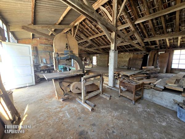Propriété à fort potentiel – Hangars & bâtiments – 450 m² exploitables sur 15 000 m² de terrain aménageable – Changement de destination possible