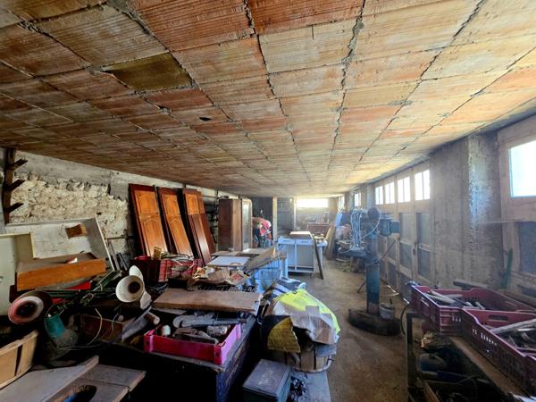 Propriété à fort potentiel – Hangars & bâtiments – 450 m² exploitables sur 15 000 m² de terrain aménageable – Changement de destination possible