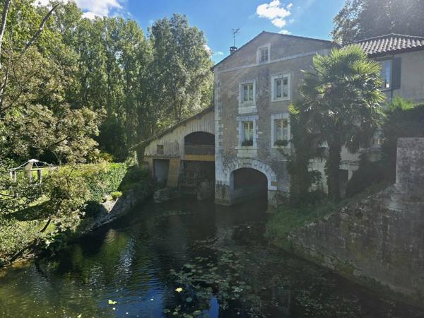 Moulin rénové avec goût et ses jolis volumes