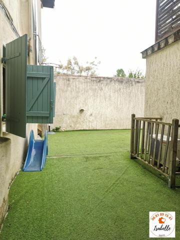 A 15 mn d’Auch, appartement dans un village : 4 chambres, 1 salle d bain, 1 salle d’eau, 2 WC.