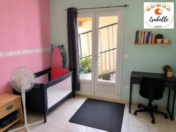 A 15 mn d’Auch, appartement dans un village : 4 chambres, 1 salle d bain, 1 salle d’eau, 2 WC.
