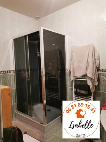 A 15 mn d’Auch, appartement dans un village : 4 chambres, 1 salle d bain, 1 salle d’eau, 2 WC.