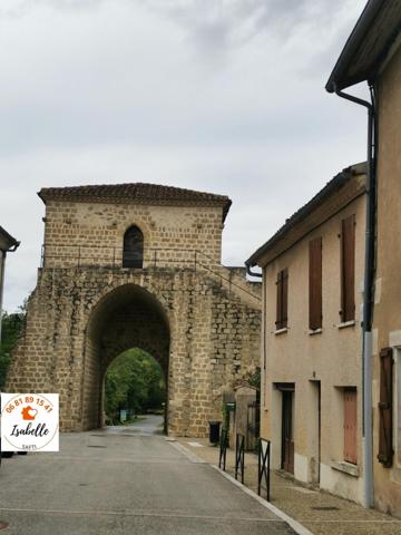 A 15 mn d’Auch, appartement dans un village : 4 chambres, 1 salle d bain, 1 salle d’eau, 2 WC.