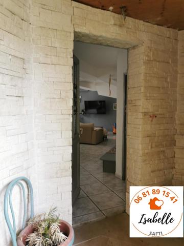 A 15 mn d’Auch, appartement dans un village : 4 chambres, 1 salle d bain, 1 salle d’eau, 2 WC.